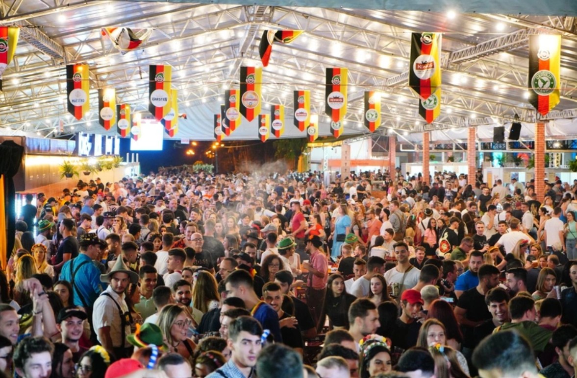 Schützenfest tem público gigante e lota pavilhões já no 1º fim de semana