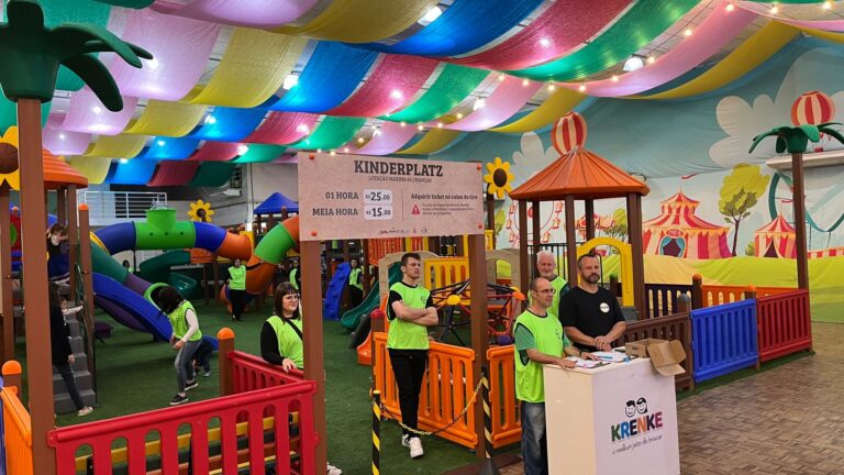 Kinderplatz decorado com brinquedos coloridos e crianças brincando na Schützenfest
