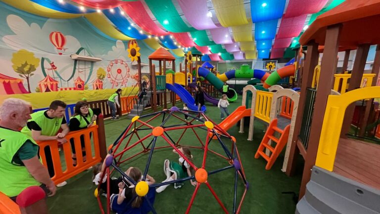 Kinderplatz decorado com brinquedos coloridos e crianças brincando na Schützenfest