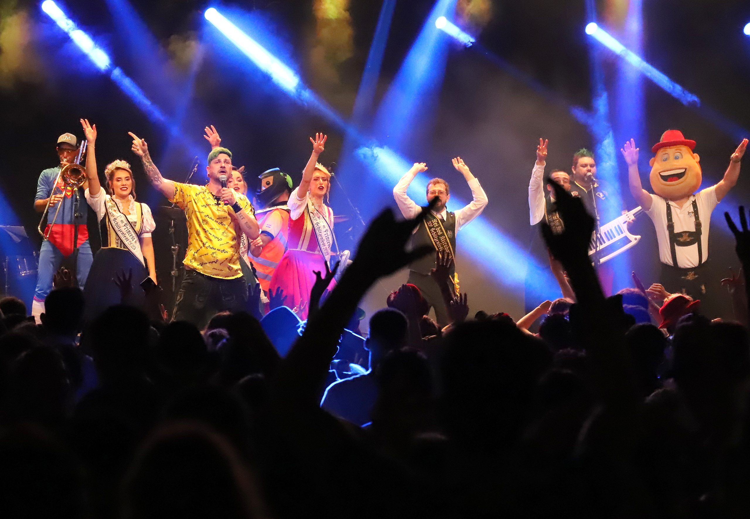 Na ponta da língua: 5 refrões de músicas tradicionais para aprender a cantar na Schützenfest 2025