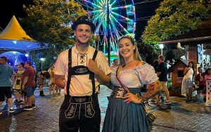 Casal sorridente com trajes típicos alemães durante a Schützenfest