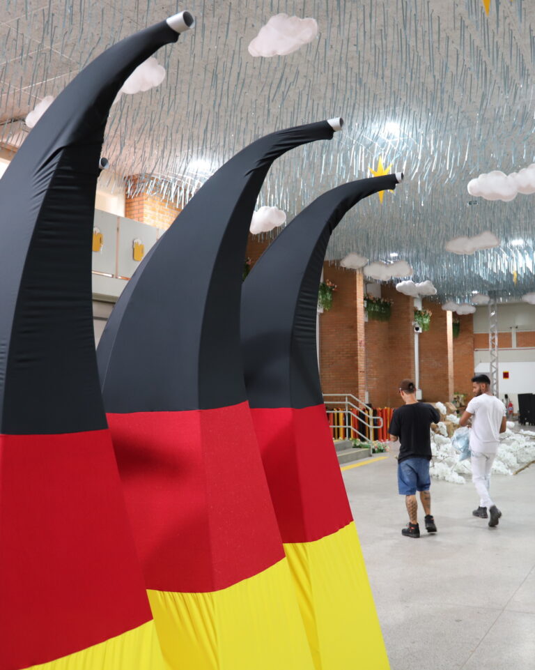 detalhes da decoração do Kinderplatz com nuvens, cores e elementos infantis