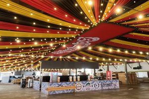 teto decorado com faixas nas cores da Alemanha e luzes na Schützenfest 2025