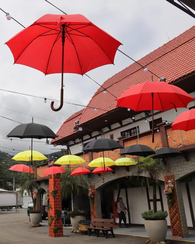 sombrinhas coloridas suspensas decoram entrada da Schützenfest 2025