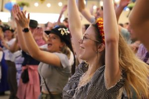 Público animado canta e levanta os braços durante a Schützenfest em Jaraguá do Sul