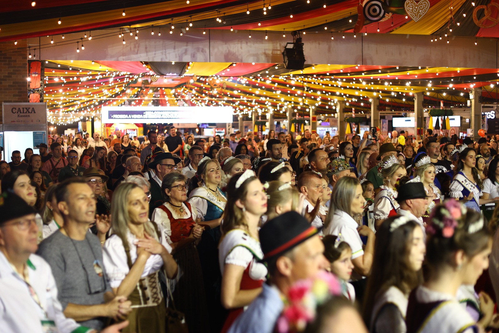 Recorde na Schützenfest: sábado teve 28 mil pessoas e 51 mil copos de chope