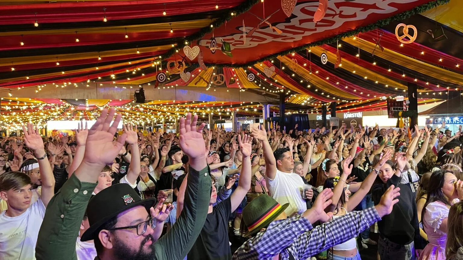 “Segue a Frida” levanta o público na segunda noite da Schützenfest