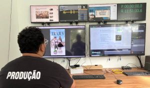 Técnico monitora telas de transmissão da Schützenfest com sistema ao vivo direto da central de produção