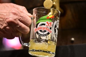 Caneca da 35ª Schützenfest sendo enchida com chope em Jaraguá do Sul